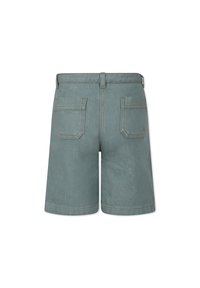 Jeansowe szorty w stonowanym kolorze teal z prostym krojem. Cechy to dwa tylne kieszenie i delikatne przeszycia wzdłuż szwów.