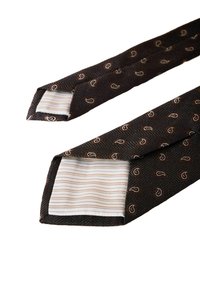 Braun gemusterte Krawatte mit einem Fischgrätmuster und Paisleymotiven. Innenfutter zeigt ein gestreiftes Futter. Das Material wirkt strukturiert.