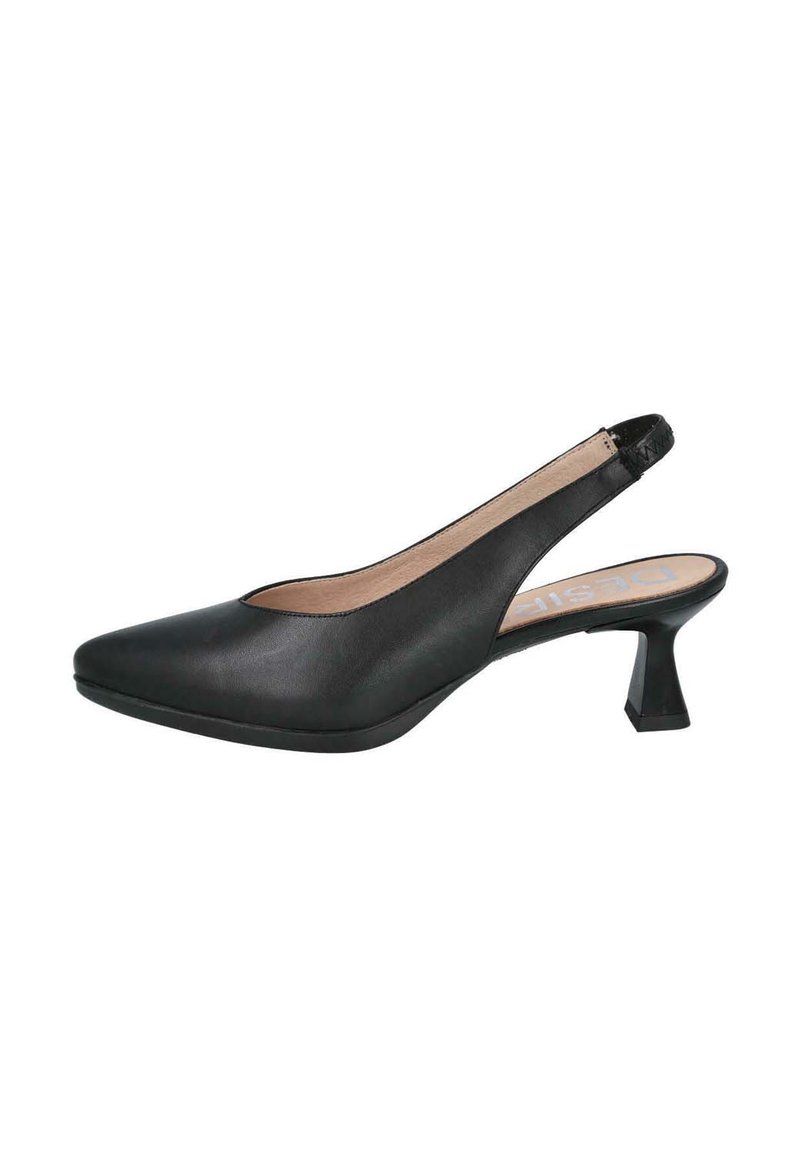 Zapato de piel negra tipo slingback con punta afilada, tacón bajo en bloque, correa texturizada y plantilla beige. Ideal para ocasiones formales o semi-formales.