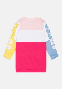 Sweter w technice color-blocking z różowymi, białymi, żółtymi i niebieskimi sekcjami. Ma długie rękawy z kontrastującymi grafikami tekstowymi. Materiał bawełniany.