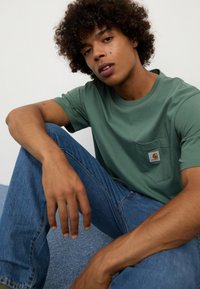 Carhartt WIP POCKET - Pamata T-krekls - duck green