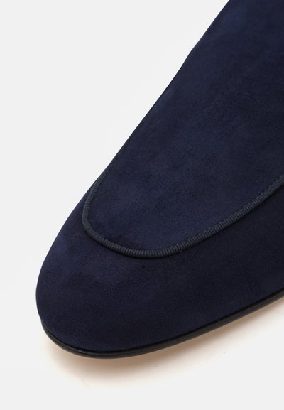 Pantof navy din suede, cu o textură netedă, vârf rotunjit și cusături contrastante pe margine. Talpă plată, cu detalii de design minime.