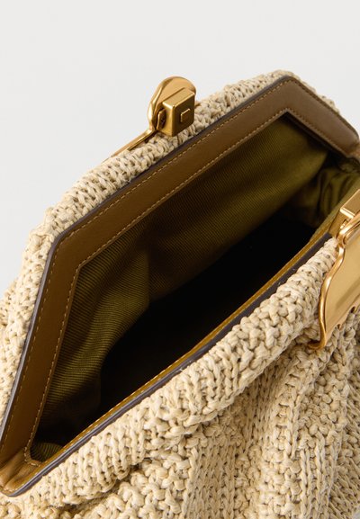 Μπεζ υφαντή τσάντα χειρός με καφέ δερμάτινη επένδυση και χρυσό κούμπωμα, που εμφανίζει ανοιχτό πάνω μέρος και άδειο εσωτερικό από ελιά πράσινο ύφασμα.