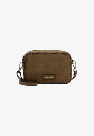 Bolso cruzado de ante sintético marrón con bordes cosidos, cierre de cremallera y correa desmontable. Presenta el logotipo de la marca en una placa de metal.