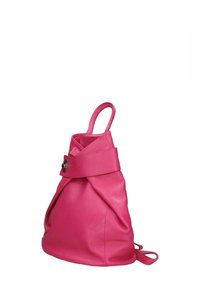 Růžový kožený batoh s měkkou texturou, staženým vrchním designem a nastavitelným popruhem. Obsahuje přízdobu s přezkou na přední straně.