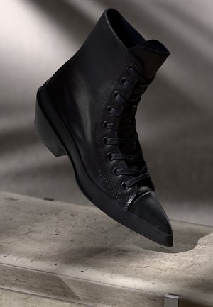 CHUCK 70 DE LUXE POINTED - High-top trainers - black