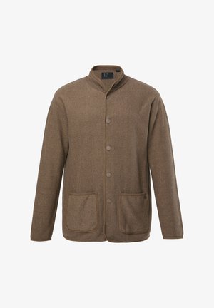 Chaqueta marrón texturizada con cuello alto, botones delanteros y dos bolsillos grandes. Ribete beige en contraste a lo largo de los bordes y bolsillos.