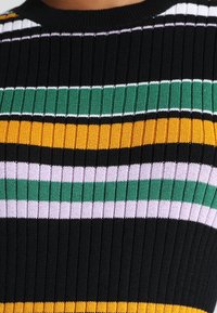 Sweter ribbed w poziome paski w kolorach czarnym, zielonym, żółtym, fioletowym i białym. Pleciona tekstura z okrągłym dekoltem.