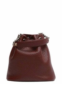 Borsa a secchiello in pelle marrone scuro con finitura testurizzata, chiusura con coulisse e dettagli in catena color argento. Forma compatta, design casual.