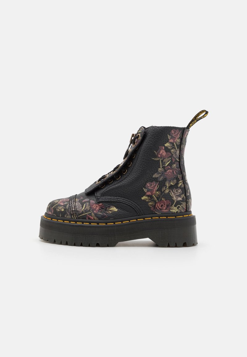Botte de combat en cuir noir avec motif de roses roses et vertes, couture jaune, semelle épaisse rainurée et languette arrière.