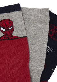 Drei Paar Socken: grau mit Spider-Man-Graphic, rotem Grund und dunkelblau mit Spinnennetzdesign. Aus weichem Stoff, mit gerippten Bündchen.