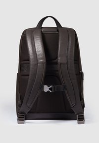 Zwarte leren rugzak met gevoerde mesh schouderbanden en een zilveren gesp. Heeft een soepele textuur, rechthoekige vorm en ergonomisch ontwerp.