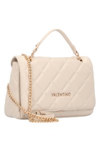 Beige vadderad läderhandväska med guld kedjespets, utrustad med en övre handtag och logodetaljer. Slät textur med framträdande sömmar.