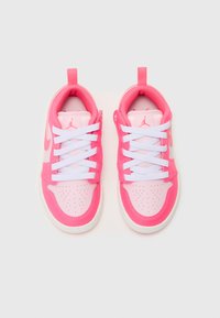 Różowo-białe sneakersy z perforowanym noskiem, białymi sznurowadłami oraz teksturowaną cholewką z różowym logo w kształcie łyżwy i pętelką do zakupu.