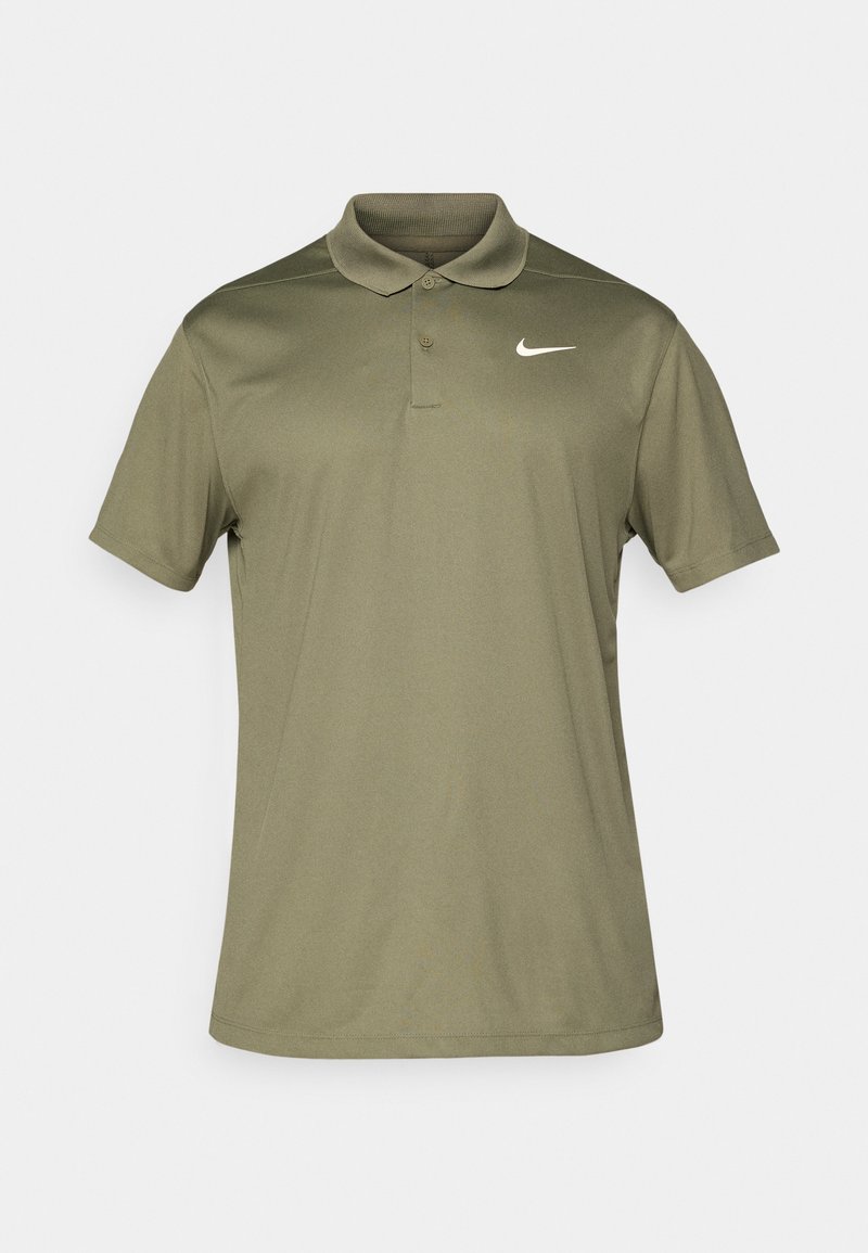 Polo shirt Nike à manches courtes, vert olive, avec un col à deux boutons et le logo Swoosh Nike blanc sur la poitrine gauche.