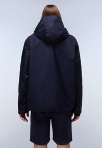 Chaqueta con capucha azul marino, con un acabado liso y resistente al agua. Cuenta con puños elásticos y un dobladillo con cordón para un ajuste ajustable.