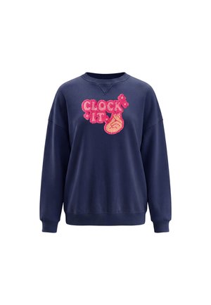 Marineblå sweatshirt med pink teksturtekst "CLOCK IT" og en håndgrafik, der laver en snap-gestus på brystet.