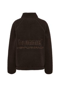 Mörkbrun fleece-pullover med hög krage, med en strukturerad yta och broderad "hummel PERFORMANCE"-logotyp på baksidan.