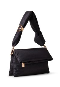 Sac à main en tissu matelassé noir avec un design pliable, une poignée rembourrée et des accents en matériel doré, y compris un fermoir magnétique et un détail de logo.