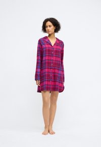 Geruite button-up nachtjapon in roze, paars en blauw. Lange mouwen en een kraag, met een licht gebogen zoom en een relaxte pasvorm. Gemaakt van zachte stof.