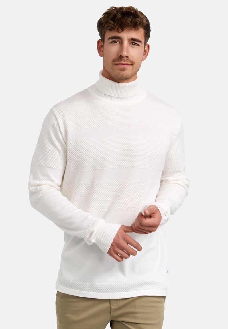 Hvit høyhalset genser med strukturert strikkedesign, med horisontale striper og lange ermer. Glatt, myk stoff med subtile detaljer.