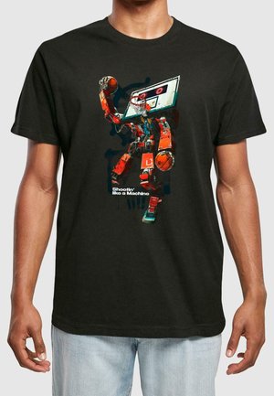 Robot med en basketballkurv som hoved dunker en basketball, med teksten "Shootin' like a Machine" på en sort T-shirt.