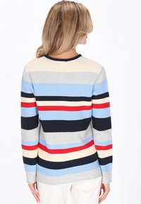 Csíkos hosszú ujjú pulóver váltakozó kék, szürke, fekete, piros és krémszínű csíkokkal. Bordázott textúra és kerek nyakkivágás.