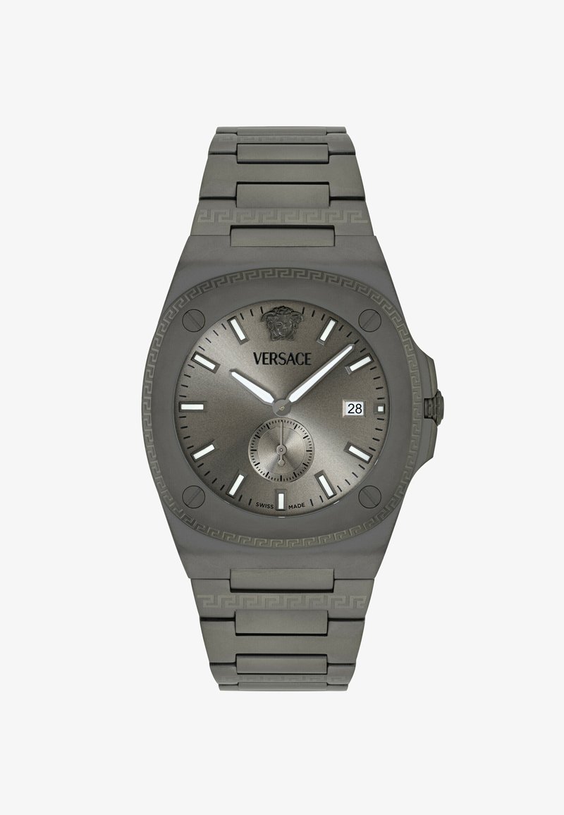 Grijze Versace-horloge met een ronde wijzerplaat, zilverkleurige accenten en een gemusterde grijze roestvrijstalen band; beschikt over een datumvenster en een subdial.