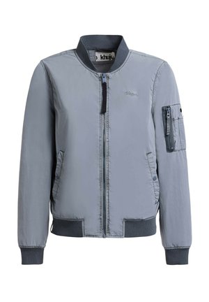 Giacca bomber grigio chiaro con cerniera frontale, tasca con cerniera sulla manica, tasche laterali con bottoni a pressione, polsini e orlo a costine, e piccolo logo sul petto.