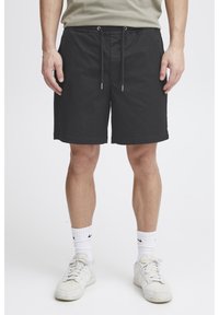 Mustad lühikesed püksid kergest kangast, millel on elastne vöökoht paelaga, küljetaskud ja lõdvestunud lõige.