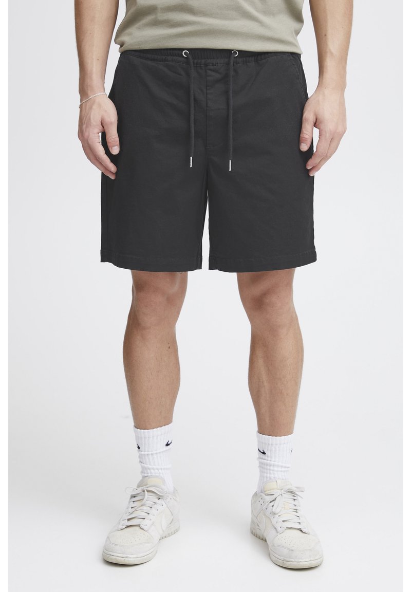 Mustad lühikesed püksid kergest kangast, millel on elastne vöökoht paelaga, küljetaskud ja lõdvestunud lõige.