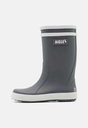 Botte de pluie en caoutchouc grise avec des accents blancs, dotée d'un bout rond et d'une semelle texturée, logo de la marque embouti sur le côté et finition lisse.