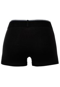 Μαύρα βαμβακερά μποξεράκια με λεία υφή, χωρίς ορατά σχέδια, και απλή ζώνη με λεπτή μπλε γραμμή στο πλάι.