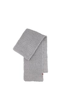 Grijze gebreide sjaal met een geribbelde textuur, rechthoekige vorm en een klein rood label aan één uiteinde.