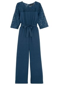 Combinaison bleu marine avec des manches 3/4 en dentelle, décolleté rond, taille cintrée avec ceinture à nouer, et pantalon évasé.