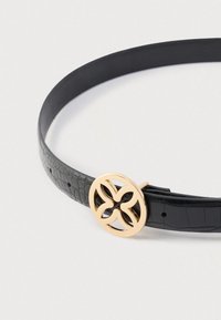 Μαύρη ζώνη από δέρμα με ανάγλυφο μοτίβο κροκοδείλου, διαθέτει χρυσού χρώματος κυκλικό αγκράφα με ανθοκομικό σχέδιο κοπής. Ομαλή υφή και ρυθμιζόμενο μέγεθος.
