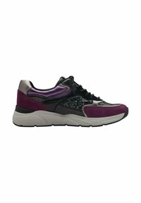 Sneaker viola e nera con dettagli in suede e brillanti. Presenta una suola spessa bianca e lacci neri. I pannelli laterali hanno texture diverse.
