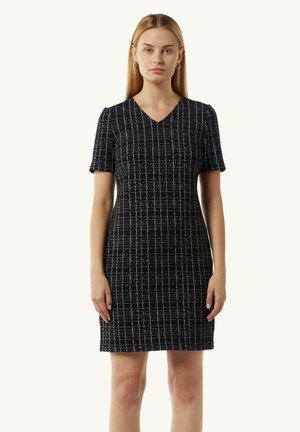 SCHMALES BOUCLÉ MIT KAROMUSTER - Jersey dress - schwarz