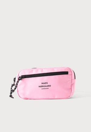 Pinkes rechteckiges Täschchen mit schwarzem Reißverschluss und dem Schriftzug „Mads Nørgaard Copenhagen“ auf der Vorderseite, auf weißem Hintergrund.