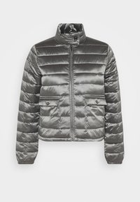 Grå dunjakke med høj krave, quiltet tekstur, lynlås foran og to klaplommer på brystet. Glat, skinnende finish.