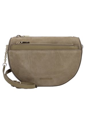 Borsa a tracolla verde in suede con forma a mezzaluna, compartimenti con doppia cerniera e tracolla a catena staccabile. Texture liscia con accenti minimi.
