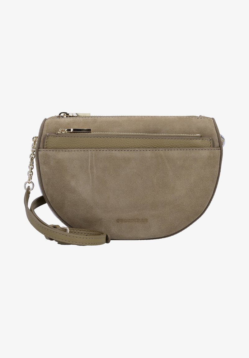 Grüne Wildleder-Crossbody-Tasche in Halbmondform mit zwei Reißverschlussfächern und abnehmbarem Kettenriemen. Glatte Textur mit minimalen Akzenten.