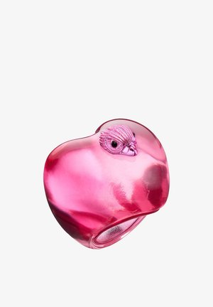 Bague en forme de cœur translucide rose avec un design détaillé de tête de hibou sur le dessus, en matériau brillant.