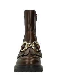Bruin leren enkelboot met een rits, decoratieve franjes en een gouden kettingaccent aan de voorkant. Stevige zwarte rubberen zool.