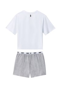Weißes Kurzarm-T-Shirt mit Logo auf dem Rücken; kombiniert mit grauen Baumwollshorts mit elastischem Bund und Logo-Details.