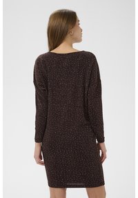 Pikkade varrukatega kleit sügavbordoopunases toonis, tekstuurse täpilise mustriga. Omab lahtist lõiget ja ulatub põlvedest kõrgemale. Lihtsa kaelusekujundusega.