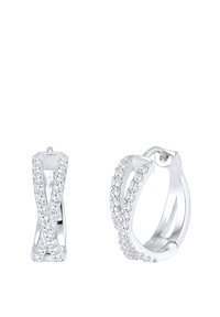 Boucles d'oreilles en argent avec un design torsadé orné de petits cristaux le long de la surface, créant un effet étincelant.