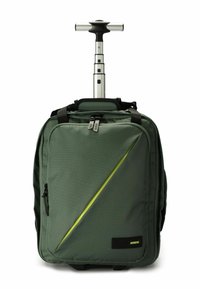 Zaino verde su ruote con manico in alluminio estensibile, tessuto strutturato, striscia gialla e numerosi scomparti con zip.