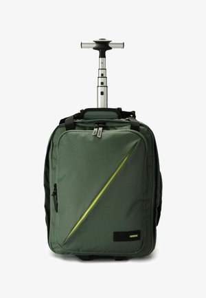 Mochila verde con ruedas, un mango de aluminio extensible, tela texturizada, una franja de acento amarilla y múltiples compartimentos con cremalleras.