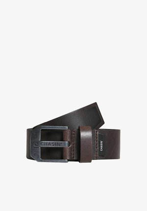 Ceinture en cuir marron avec une boucle métallique rectangulaire portant un nom de marque. La texture est lisse avec un détail de bordure cousue.